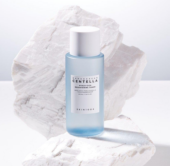Skin1004 Hyalucica Brightening Toner Tonique hydratant pour la peau à la centella de Madagascar